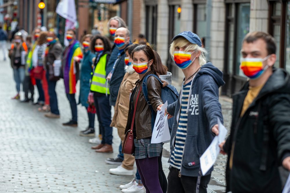 Gegen Homophobie: Menschenkette in Brüssel (Bild: Nicolas Maeterlinck/Belga)