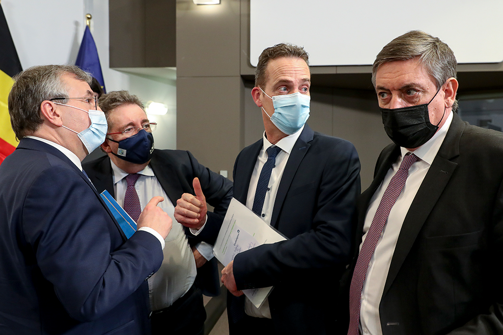 Brüssels Ministerpräsident Rudi Vervoort, der wallonische Ministerpräsident Pierre-Yves Jeholet, DG-Ministerpräsident Oliver Paasch und Flanders Ministerpräsident Jan Jambon (Bild: Benoit Doppagne/Pool/Belga)