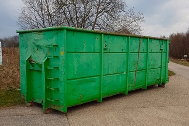 Unbekannte Täter haben einen Metallcontainer in der Nähe des Militärlagers Elsenborn abgestellt (Bild: Eifelpolizei)