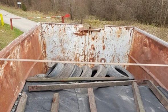 Unbekannte Täter haben einen Metallcontainer in der Nähe des Militärlagers Elsenborn abgestellt (Bild: Eifelpolizei)