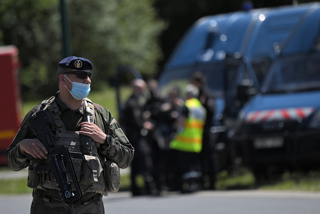 Polizistin bei Nantes von Angreifer mit Messer verletzt (Bild: Loic Venance/AFP)