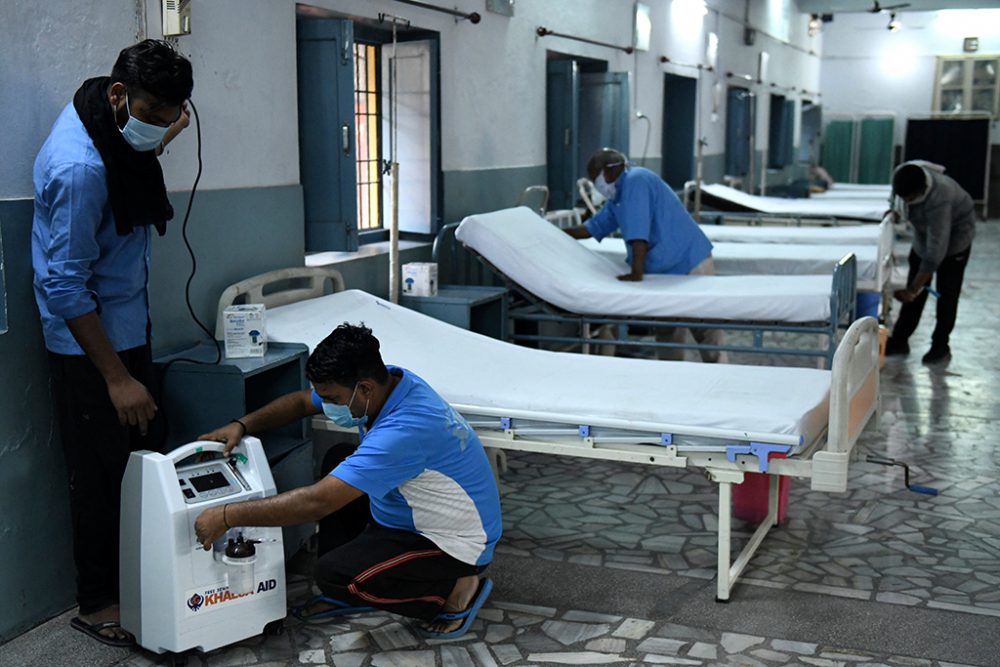 Mitarbeiter einer Hilfsorganisation überprüfen das Material in einem Pflegezentrum in Amritsar (Bild: Narinder Nanu/AFP)