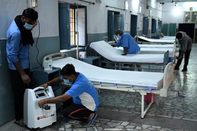 Mitarbeiter einer Hilfsorganisation überprüfen das Material in einem Pflegezentrum in Amritsar (Bild: Narinder Nanu/AFP)