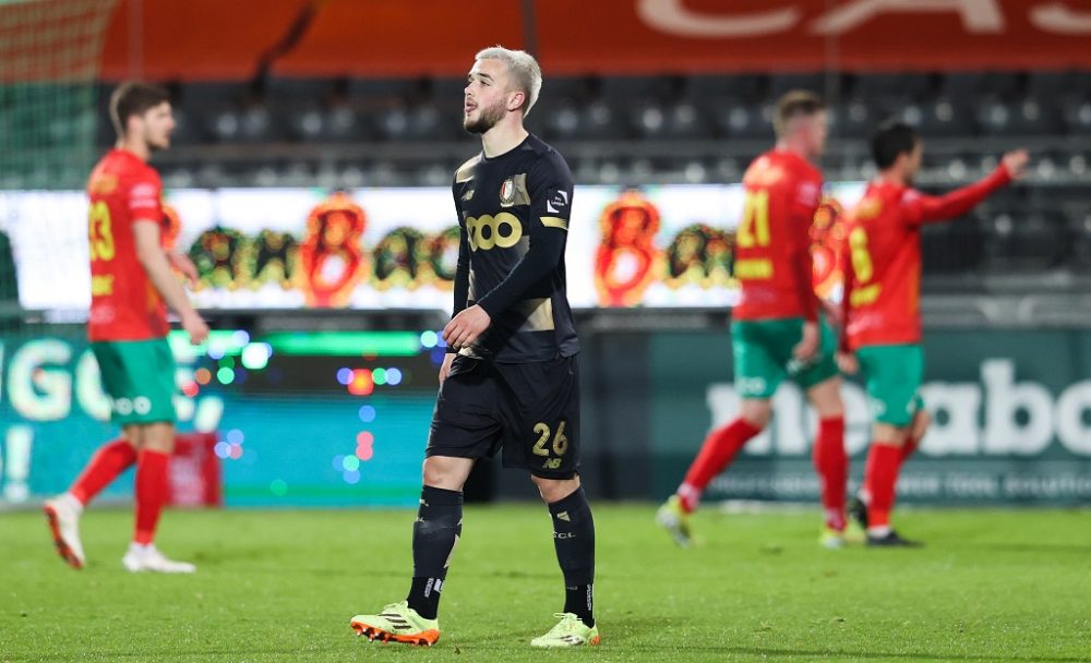 Standard Lüttich (mit Nicolas Raskin) ist zum Auftakt der Europa Play-offs in Ostende unter die Räder gekommen (Bild: Virginie Lefour/Belga).