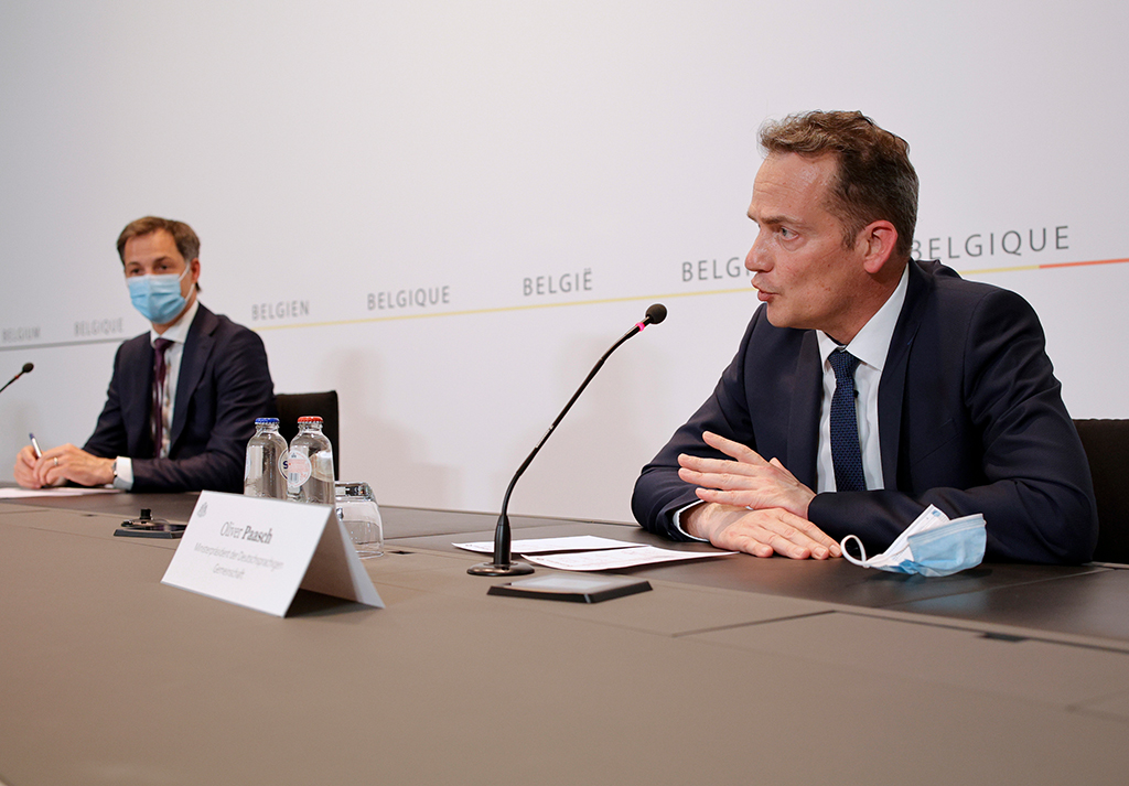 Premierminister Alexander De Croo und DG-Ministerpräsident Oliver Paasch bei der Pressekonferenz des Konzertierungsausschusses am Dienstag in Brüssel (Bild: Olivier Matthys/Pool/Belga)