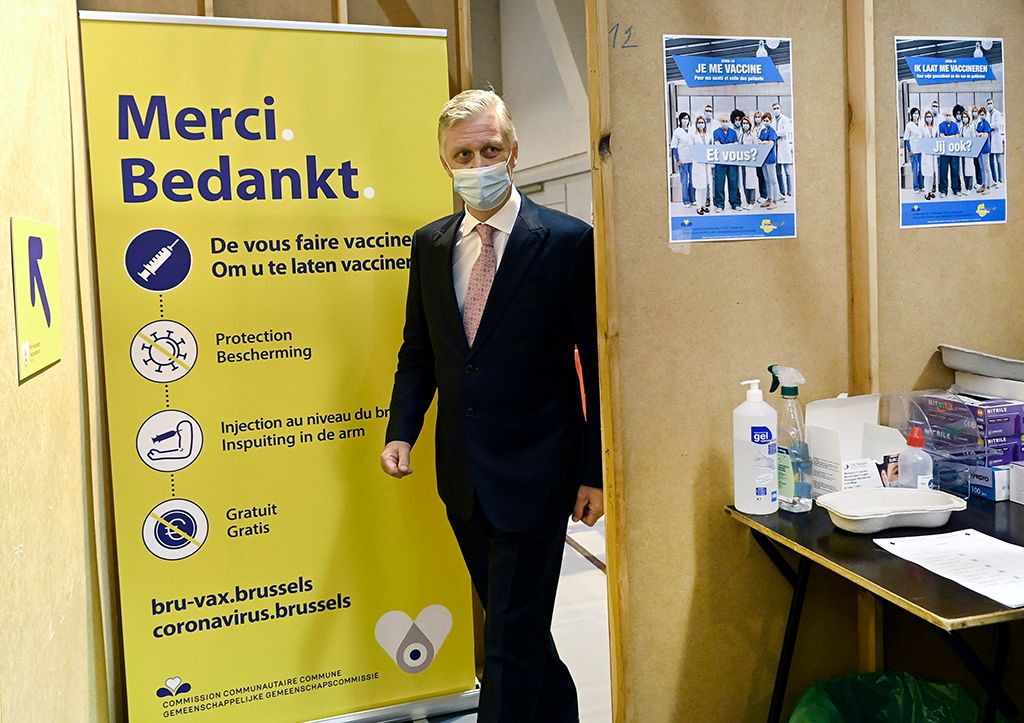 König Philippe hat am Donnerstag das Impfzentrum in Schaerbeek besucht (Bild: Didier Lebrun/Belga)