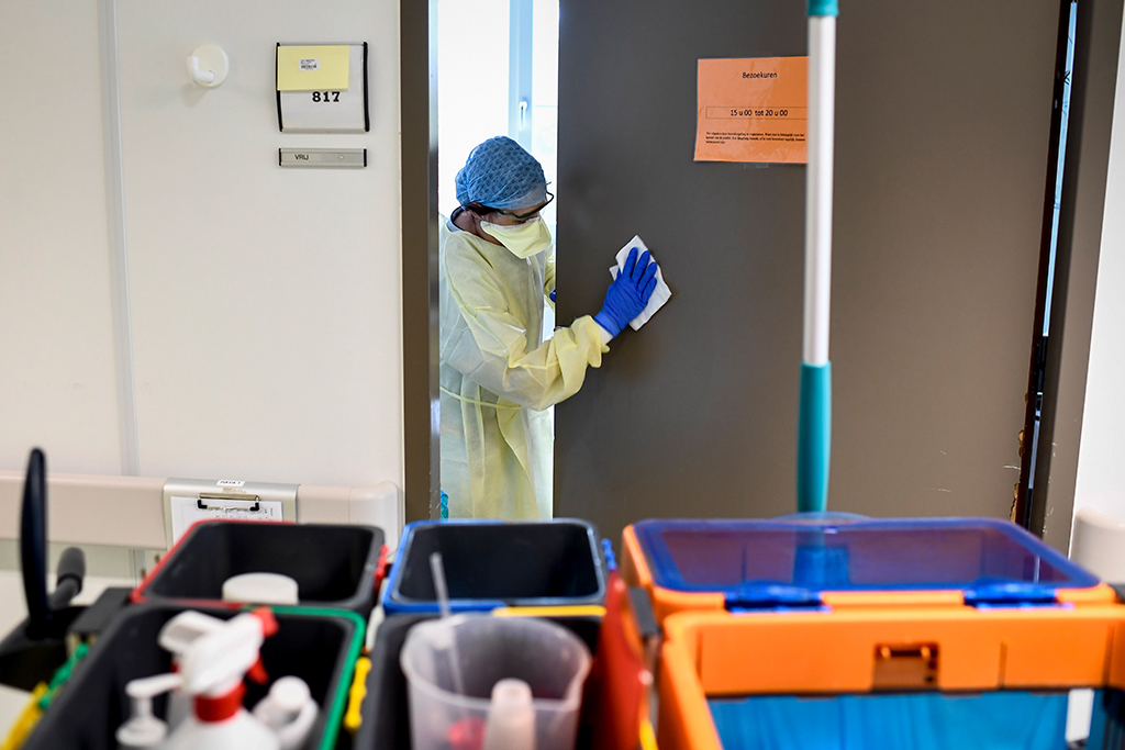 Reinigungskraft im Imelda-Krankenhaus in Bonheiden (Bild: Dirk Waem/Belga)