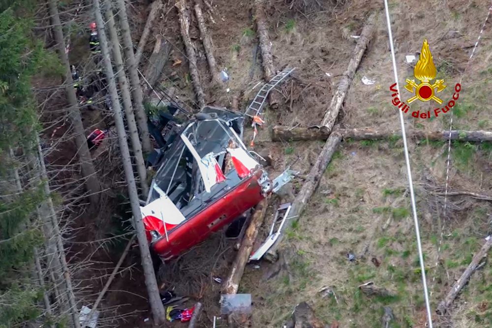 Rettungskräfte an der Seilbahn, die am 23. Mai 2021 in Norditalien abgestürzt ist (Bild: Italienische Feuerwehr/AFP)