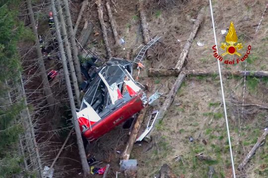 Rettungskräfte an der Seilbahn, die am 23. Mai 2021 in Norditalien abgestürzt ist (Bild: Italienische Feuerwehr/AFP)