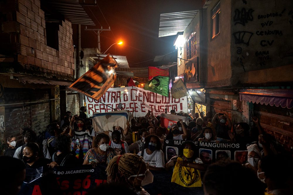 Demonstration in einer Favela in Rio de Janeiro gegen den blutigten Polizeieinsatz (Bild: Mauro Pimentel/AFP)