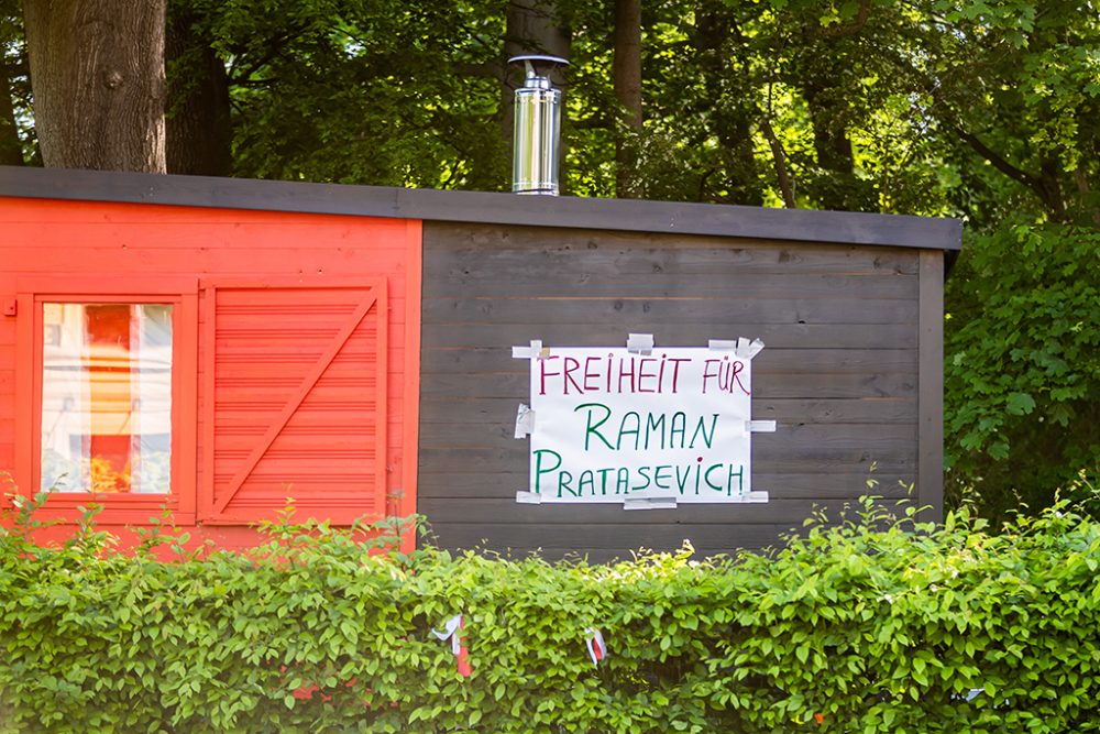 Forderung nach Freilassung des Journalisten Roman Protassewitsch auf einem Protest-Waggon vor der belarussischen Botschaft in Berlin (Bild: Christoph Soeder/DPA)