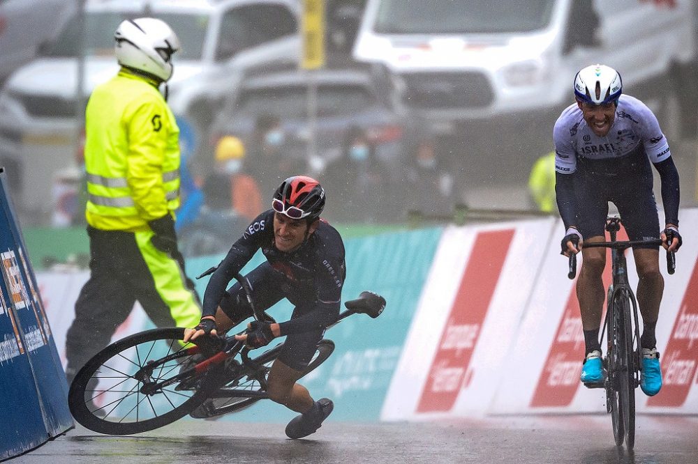 Geraint Thomas stürzt kurz vor dem Ziel, Michael Woods schnappt sich Tagessieg und Gesamtführung (Bild: Fabrice Coffrini/AFP).