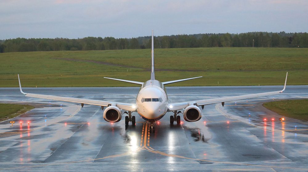 Die Ryanair-Maschine kurz nach ihrer Landung am Flughafen von Minsk (Bild: Petras Malukas/AFP)