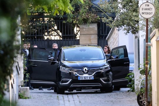 Nicolas Sarkozy macht sich auf den Weg zum Gericht (Bild: Thomas Coex/AFP)