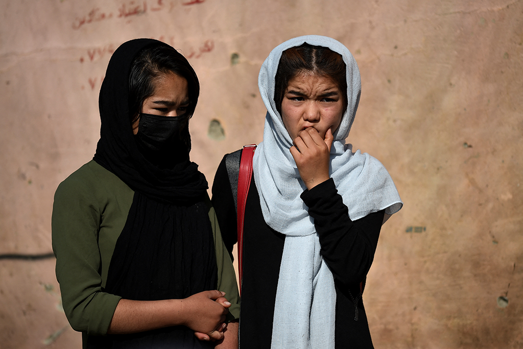 Schulmädchen in der Nähe der Schule, in Kabul, auf die ein Anschlag verübt wurde (Bild: Wakil Kohsar/AFP)