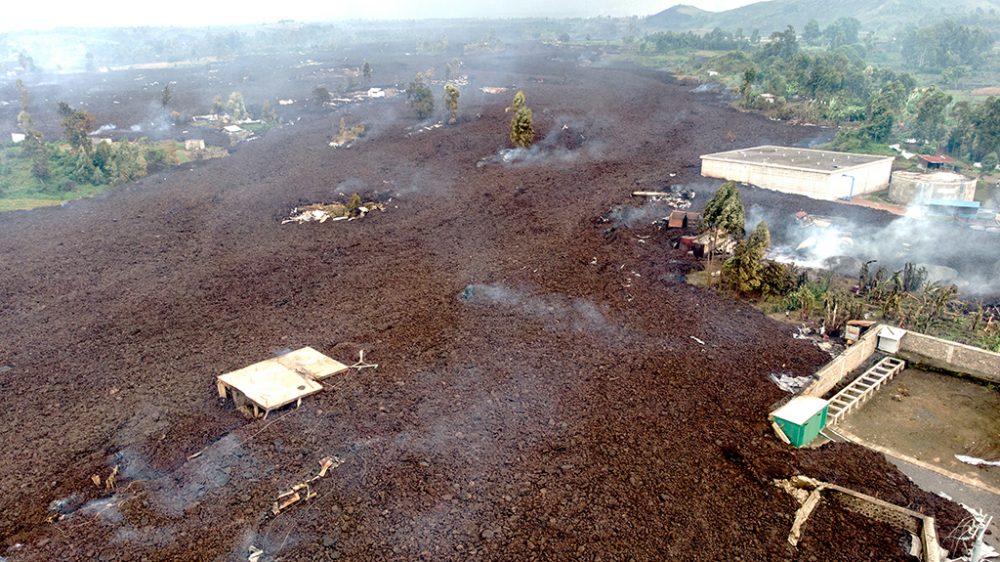 Schutt überflutet Gebäude nach Vulkanausbruch im Kongo am 23. Mai 2021 (Bild: Justin Katumwa/AFP)