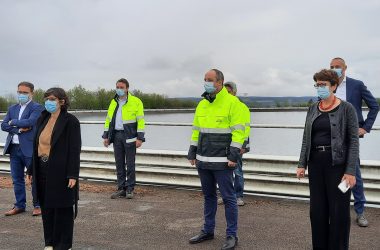 Besuch von Energieministerin Tinne Van der Straeten (2.v.l.) am Wasserkraftwerk von Coo (Bild: Chantal Delhez/BRF)