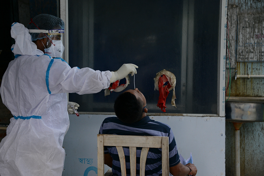 Corona-Testung in einem Vorort von Siliguri (Bild: Diptendu Dutta/AFP)