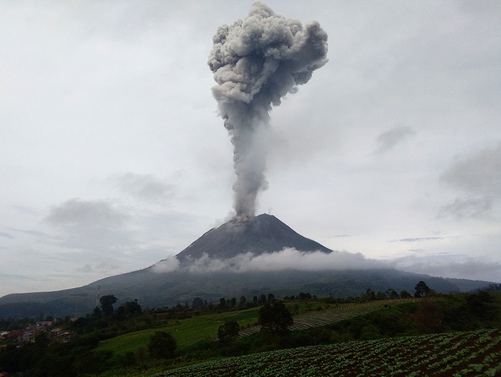 Der Vulkan Sinabung auf Sumatra spuckt kilometerlange Aschesäule (Bild: Iksan Gitsu/AFP)
