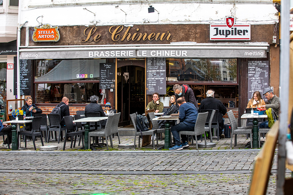 Geöffnete Terrasse in der Nähe der Place du Jeu de Balle im Brüsseler Marollen-Viertel (Bild: Hatim Kaghat/Belga)