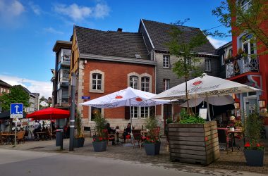 Terrasse am Marktplatz in Eupen (Bild: Raffaela Schaus/BRF)