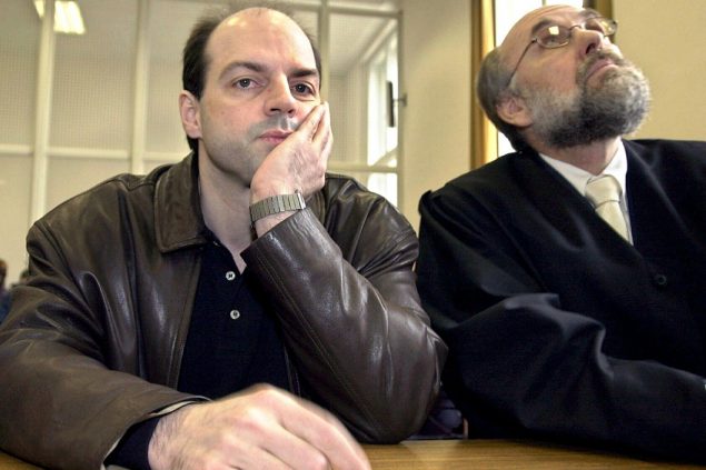 Der Reemtsma-Entführer Thomas Drach (l.) und sein damaliger Anwalt (Bild: STR/EPA)