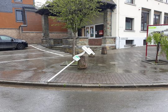 Ein beschädigtes Hinweisschild in Wirtzfeld (Bild: Gemeinde Bülllingen)