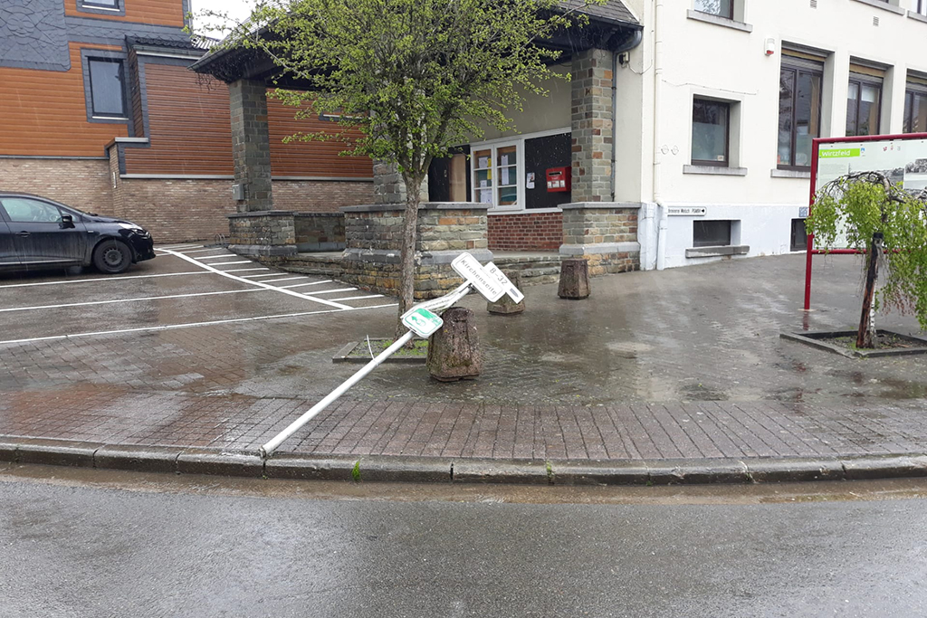 Ein beschädigtes Hinweisschild in Wirtzfeld (Bild: Gemeinde Bülllingen)