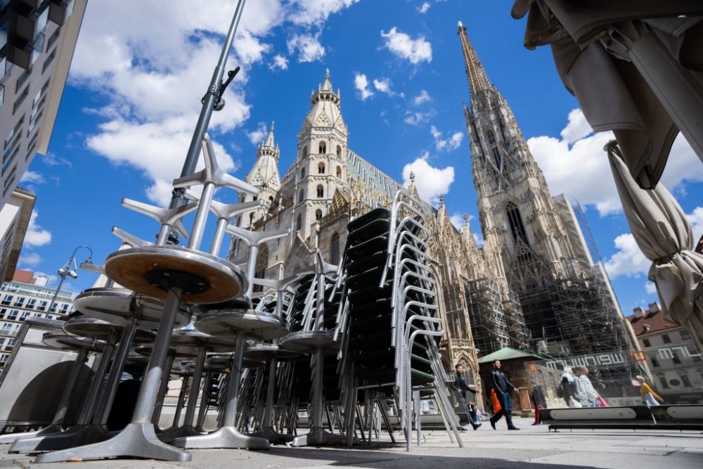 Vorbereitungen auf den Neustart: Café-Mobiliar in Wien (Bild: Georg Hochmuth/AFP)