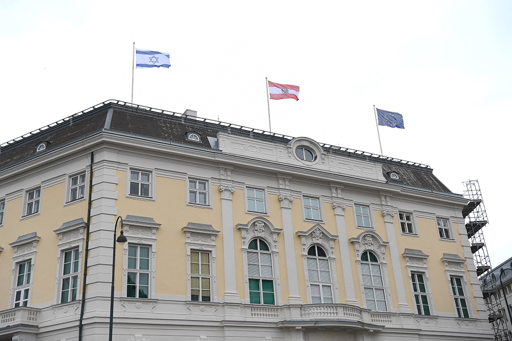 Flagge mit dem Davidstern weht auf dem Kanzleramt in Wien (Bild: Helmut Fohringer/APA/AFP)