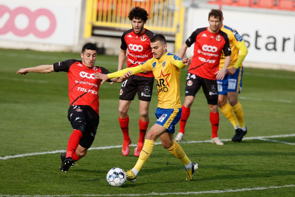 Seraing's Yahya Nadrani and Waasland-Beveren's Danel Sinani fight for the ball during the first leg of the play-off matches between 1B-team RFC Seraing and 1A team Waasland-Beveren, in Seraing, Saturday 01 May 2021. BELGA PHOTO BRUNO FAHY