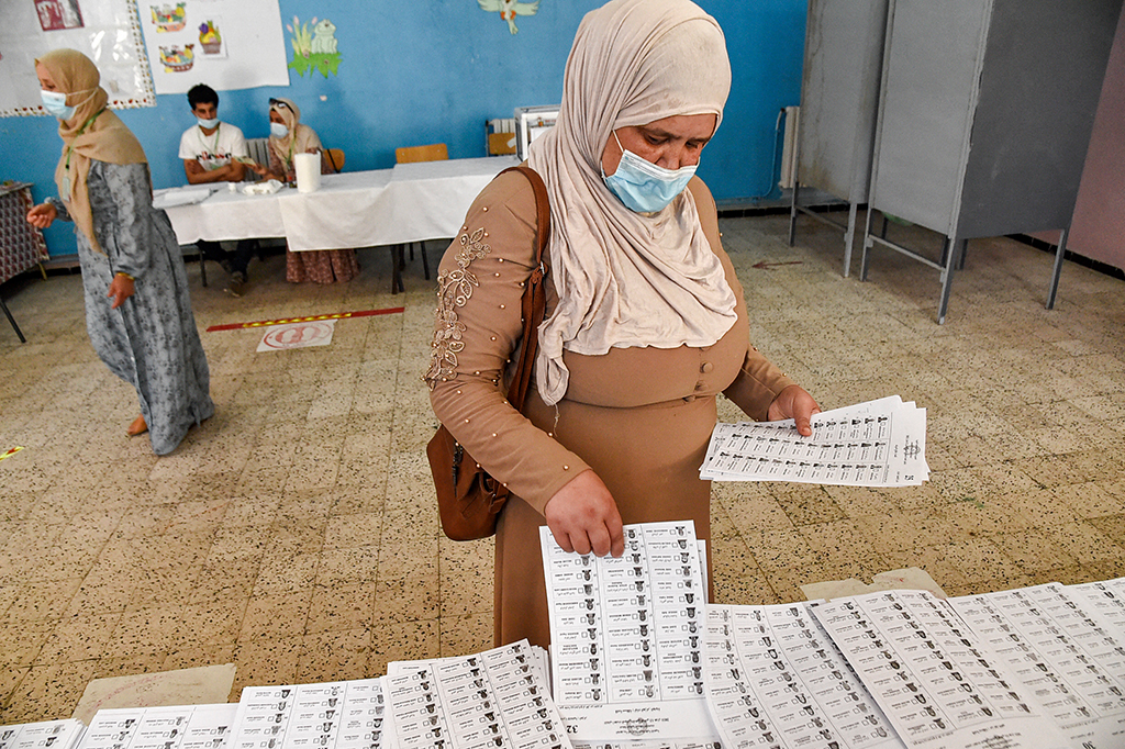 Algerisches Wahlbüro in Bouchaoui (Bild: Ryad Kramdi/AFP)