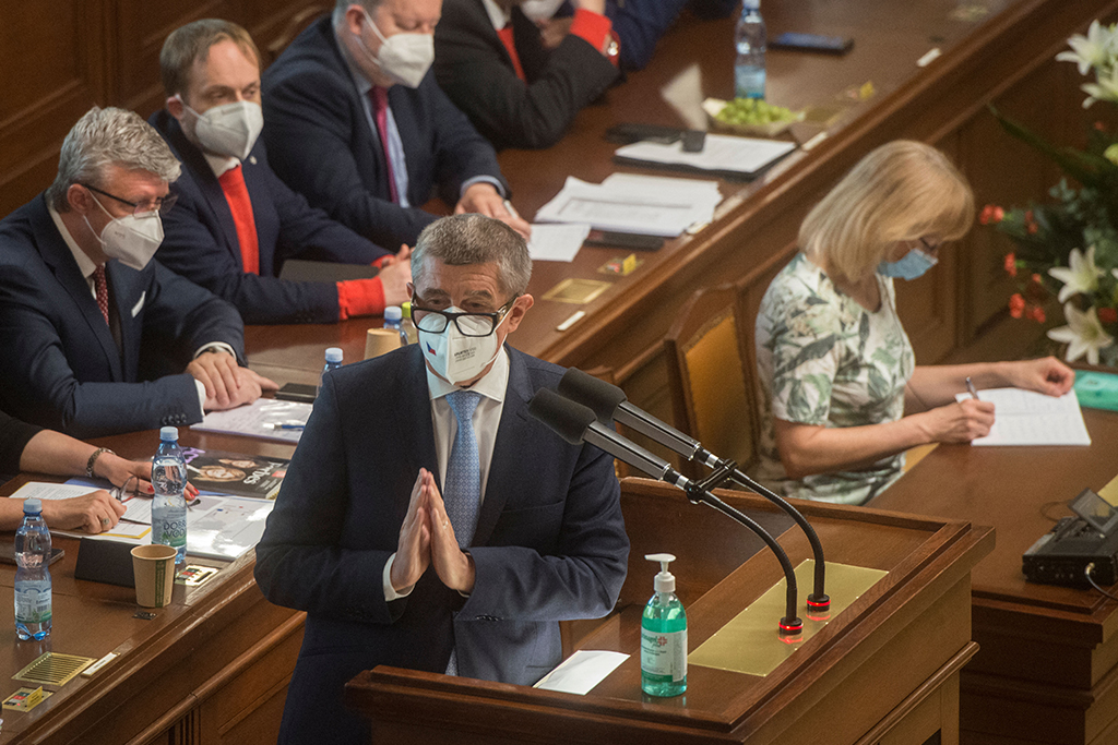Tschechiens Regierungschef Babis während einer Rede vor der Misstrauensabstimmung im Parlament (Bild: Michal Cizek/AFP)
