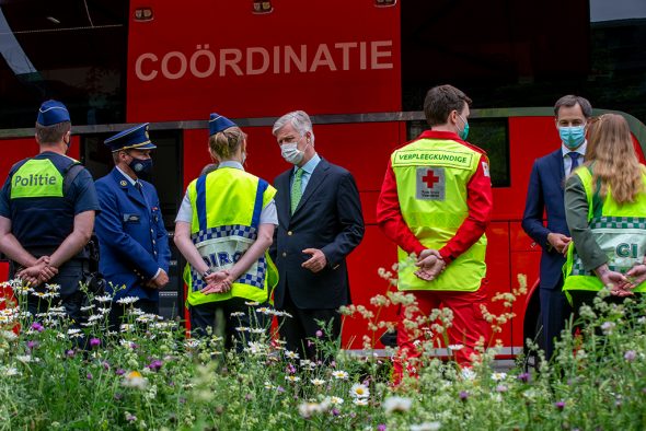 König Philippe und Premier Alexander De Croo im Gespräch mit Polizei und Rettungsdiensten (Bild: Nicolas Maeterlinck/Belga)