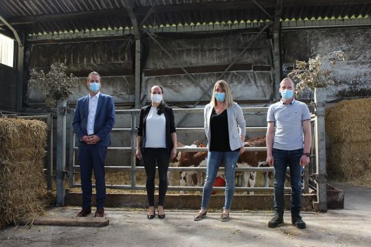Ministerpräsident Oliver Paasch, Bildungsministerin Lydia Klinkenberg und Christiane Weling vom IAWM stellten das Ausbildungsangebot am Mittwoch auf dem Hof von Bio-Landwirt David Meyer in Herresbach vor (Bild: Kabinett Paasch)