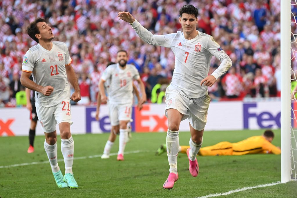 Spain's forward Alvaro Morata (R) celebrates after scoring his team's fourth goal during the UEFA EURO 2020 round of 16 football match between Croatia and Spain at the Parken Stadium in Copenhagen on June 28, 2021. (Photo by STUART FRANKLIN / POOL / AFP)
