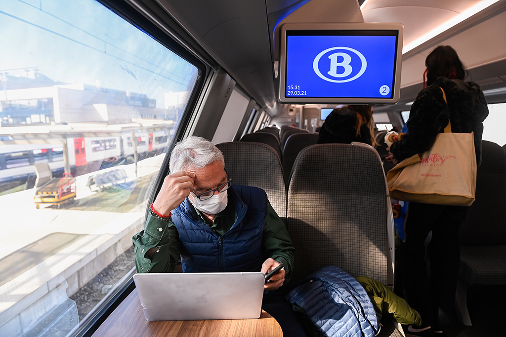 Fahrgast in SNCB-Zug (Bild: Laurie Dieffembacq/Belga)