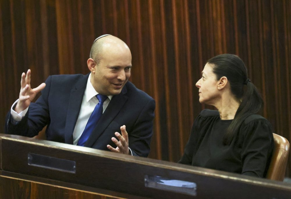 Jamina-Parteichef Naftali Bennet mit Awoda-Parteichefin Merav Michaeli in der Knesset am 2. Juni (Bild: Ronen Zvulun/AFP)