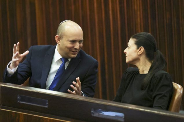 Jamina-Parteichef Naftali Bennet mit Awoda-Parteichefin Merav Michaeli in der Knesset am 2. Juni (Bild: Ronen Zvulun/AFP)