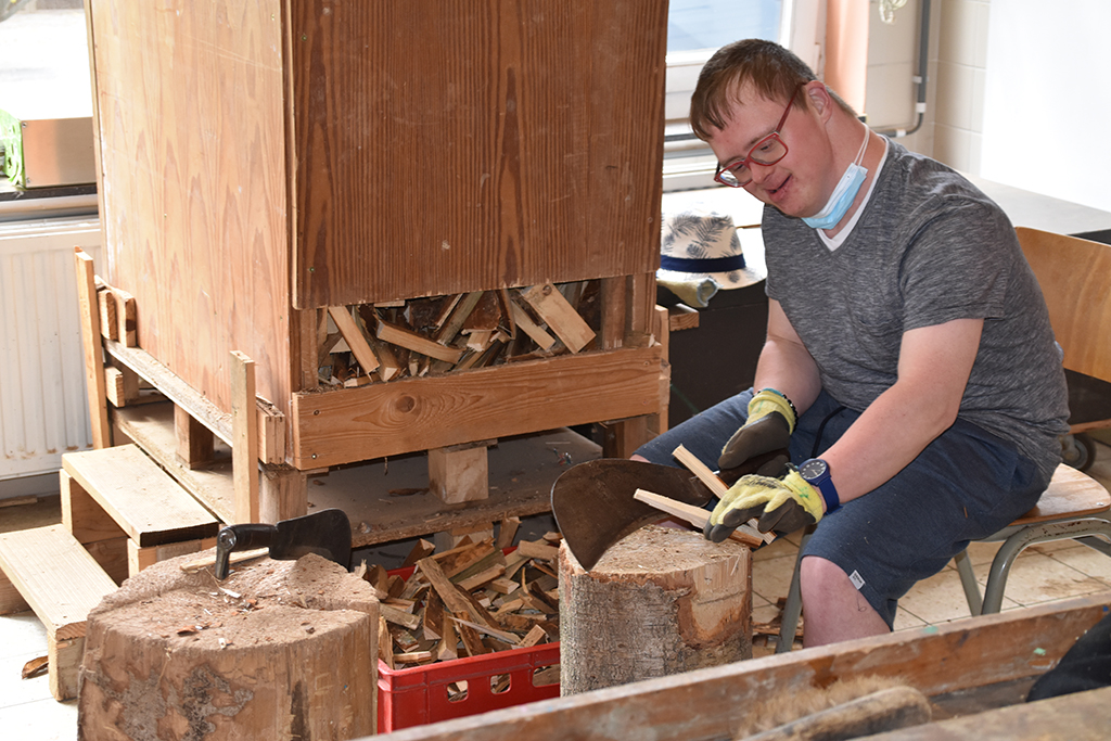 In der Werkstatt in Elsenborn wird das Holz verarbeitet (Bild: Chantal Scheuren/BRF)