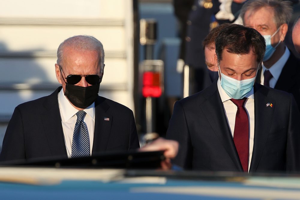 Joe Biden und Alexander De Croo bei der Ankunft des US-Präsidenten am Militärflughafen in Melsbroek (Bild: Belga/Yves Herman)