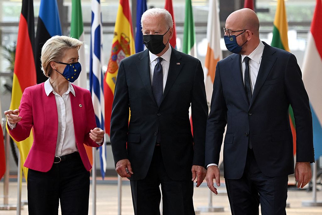 EU-Kommissionspräsidentin Ursula von der Leyen, US-Präsident Joe Biden und EU-Ratspräsident Charles Michel (Archivbild: Brendan Smialowski/AFP)