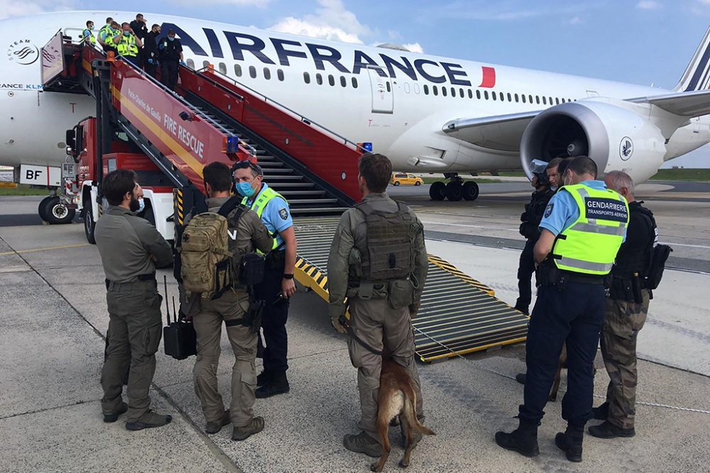 Das evakuierte Flugzeug am Flughafen Charles-de-Gaulle (Bild: AFP Photo/Gendarmerie Nationale)