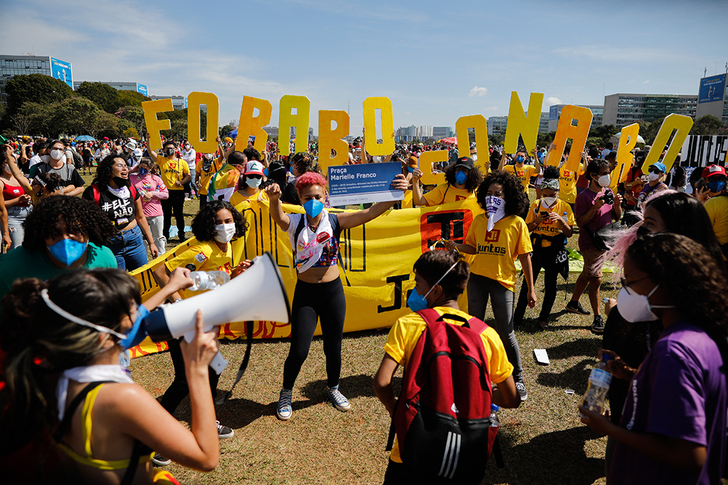 Tausende protestieren gegen Brasiliens Corona-Politik (Bild: Sergio Lima/AFP)