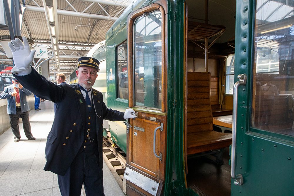 175 Jahre Zugverkehr zwischen europäischen Ländern: Im Bahnhof Brüssel-Midi kreuzten sich eine alte Diesellok und ein moderner Thalys-Schnellzug (Bild: Nicolas Maeterlinck/Belga)