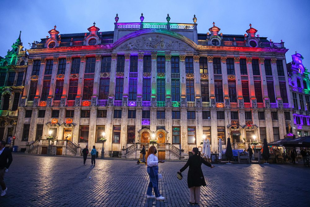 Regenbogenfarben auch am Rathaus von Brüssel am Mittwoch (Bild: Aris Oikonomou/AFP)