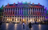 Regenbogenfarben auch am Rathaus von Brüssel am Mittwoch (Bild: Aris Oikonomou/AFP)