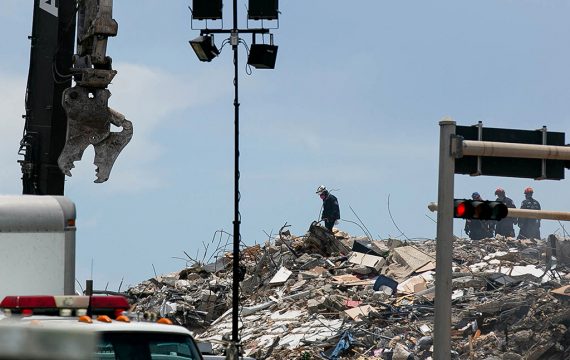 Suche nach Wohnhauseinsturz geht weiter (Archivbild: Andrea Sarcos/AFP)
