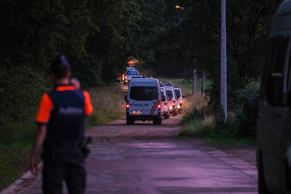 Polizei in der Nähe des Fundorts von Jürgen Conings' Leiche (Bild: Nicolas Maeterlinck/Belga)