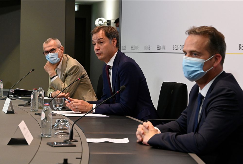 Franck Vandenbroucke, Alexander De croo und Oliver Paasch während der Pressekonferenz nach dem Konzertierungsausschuss vom 18. Juni (Bild: Bert Van Den Broucke/Pool/Belga)